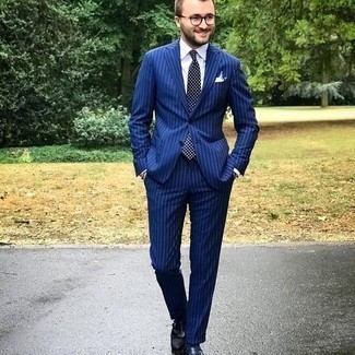 Dunkelblaue Slipper mit Fransen kombinieren – 5 Elegante Herren Outfits: Vereinigen Sie einen blauen vertikal gestreiften Anzug mit einem hellblauen vertikal gestreiften Businesshemd, um vor Klasse und Perfektion zu strotzen. Vervollständigen Sie Ihr Look mit dunkelblauen Slippern mit Fransen.
