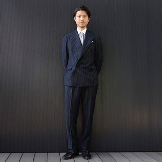 Wie hellblaues Businesshemd mit schwarzer Leder Slipper zu kombinieren – 179 Herren Outfits: Vereinigen Sie ein hellblaues Businesshemd mit einem dunkelblauen vertikal gestreiften Anzug für eine klassischen und verfeinerte Silhouette. Schwarze Leder Slipper sind eine perfekte Wahl, um dieses Outfit zu vervollständigen.