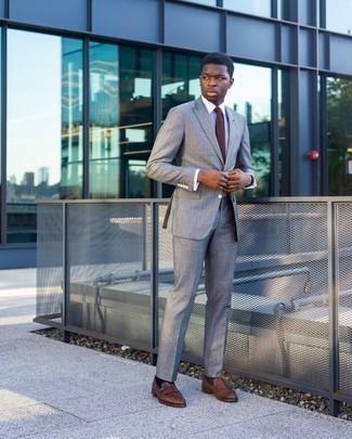 30 Jährige: Braune Krawatte kombinieren – 500+ Herren Outfits warm Wetter: Etwas Einfaches wie die Wahl von einem grauen Anzug und einer braunen Krawatte kann Sie von der Menge abheben. Braune Leder Slipper mit Fransen verleihen einem klassischen Look eine neue Dimension.