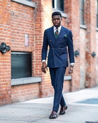 Olivgrüne Krawatte kombinieren – 500+ Elegante Herren Outfits: Erwägen Sie das Tragen von einem dunkelblauen Anzug und einer olivgrünen Krawatte, um vor Klasse und Perfektion zu strotzen. Wenn Sie nicht durch und durch formal auftreten möchten, komplettieren Sie Ihr Outfit mit dunkelbraunen Leder Slippern mit Fransen.