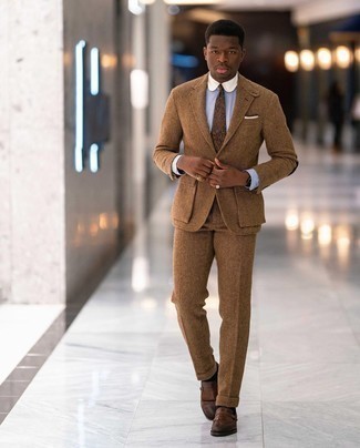 Braune Krawatte kombinieren – 500+ Herren Outfits: Erwägen Sie das Tragen von einem braunen Wollanzug und einer braunen Krawatte, um vor Klasse und Perfektion zu strotzen. Bringen Sie die Dinge durcheinander, indem Sie braunen Leder Slipper mit Fransen mit diesem Outfit tragen.
