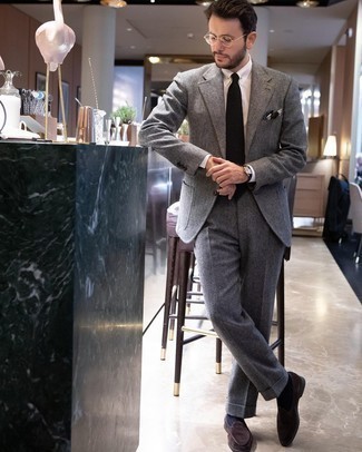 Schwarze Krawatte kombinieren – 500+ Herren Outfits: Erwägen Sie das Tragen von einem grauen Wollanzug und einer schwarzen Krawatte für eine klassischen und verfeinerte Silhouette. Warum kombinieren Sie Ihr Outfit für einen legereren Auftritt nicht mal mit dunkelbraunen Wildleder Slippern?
