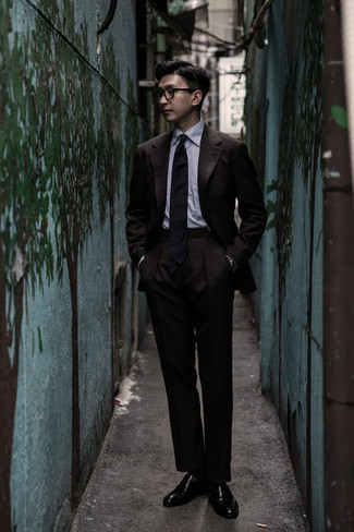 20 Jährige: Dunkelblaue Krawatte kombinieren – 176 Elegante Herren Outfits: Erwägen Sie das Tragen von einem dunkelbraunen Anzug und einer dunkelblauen Krawatte für eine klassischen und verfeinerte Silhouette. Suchen Sie nach leichtem Schuhwerk? Ergänzen Sie Ihr Outfit mit dunkelbraunen Leder Slippern für den Tag.