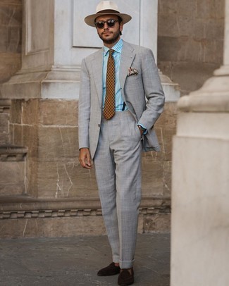 Braune Krawatte mit Paisley-Muster kombinieren – 72 Herren Outfits: Tragen Sie einen grauen Anzug und eine braune Krawatte mit Paisley-Muster für einen stilvollen, eleganten Look. Wählen Sie die legere Option mit dunkelbraunen Wildleder Slippern.