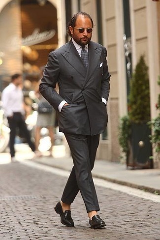 40 Jährige: Welche Anzüge mit schwarzer Slipper zu tragen – 63 Herren Outfits: Kombinieren Sie einen Anzug mit einem weißen Businesshemd, um vor Klasse und Perfektion zu strotzen. Wählen Sie die legere Option mit schwarzen Slippern.