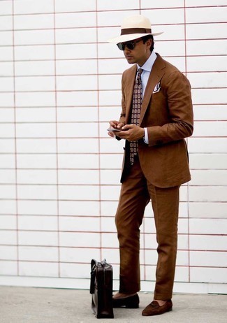 Violette Krawatte kombinieren – 412 Herren Outfits: Erwägen Sie das Tragen von einem braunen Anzug und einer violetten Krawatte für eine klassischen und verfeinerte Silhouette. Fühlen Sie sich ideenreich? Komplettieren Sie Ihr Outfit mit dunkelbraunen Wildleder Slippern.