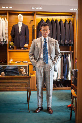 Welche Anzüge mit brauner Slipper zu tragen – 500+ Herren Outfits: Erwägen Sie das Tragen von einem Anzug und einem weißen Businesshemd für eine klassischen und verfeinerte Silhouette. Suchen Sie nach leichtem Schuhwerk? Entscheiden Sie sich für braunen Slipper für den Tag.