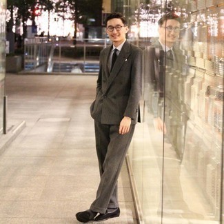 30 Jährige: Schwarze Krawatte kombinieren – 500+ Elegante Herren Outfits: Kombinieren Sie einen dunkelgrauen Wollanzug mit einer schwarzen Krawatte für einen stilvollen, eleganten Look. Suchen Sie nach leichtem Schuhwerk? Komplettieren Sie Ihr Outfit mit schwarzen Wildleder Slippern für den Tag.