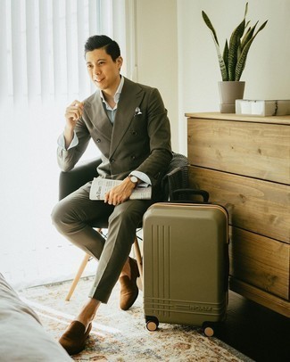 Dunkelgrünen Koffer kombinieren – 1 Elegante Herren Outfits warm Wetter: Tragen Sie einen olivgrünen Anzug und einen dunkelgrünen Koffer für ein bequemes Outfit, das außerdem gut zusammen passt. Entscheiden Sie sich für braunen Wildleder Slipper, um Ihr Modebewusstsein zu zeigen.