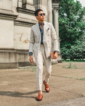 Beige Anzug kombinieren – 500+ Elegante Herren Outfits: Erwägen Sie das Tragen von einem beige Anzug und einem blauen vertikal gestreiften Businesshemd für einen stilvollen, eleganten Look. Rotbraune Leder Slipper sind eine perfekte Wahl, um dieses Outfit zu vervollständigen.