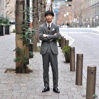 30 Jährige: Welche Slipper mit grauen Anzuges zu tragen – 460 Elegante Herren Outfits: Entscheiden Sie sich für einen grauen Anzug und ein weißes Businesshemd für einen stilvollen, eleganten Look. Fühlen Sie sich ideenreich? Entscheiden Sie sich für Slipper.