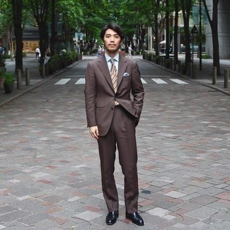 Hellblaues Einstecktuch kombinieren – 403 Herren Outfits: Kombinieren Sie einen braunen Anzug mit einem hellblauen Einstecktuch, um einen lockeren, aber dennoch stylischen Look zu erhalten. Fühlen Sie sich mutig? Wählen Sie schwarzen Leder Slipper.