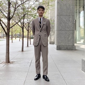 Welche Slipper mit grauen Anzuges zu tragen – 639+ Herren Outfits: Erwägen Sie das Tragen von einem grauen Anzug und einem weißen Businesshemd für eine klassischen und verfeinerte Silhouette. Fühlen Sie sich mutig? Ergänzen Sie Ihr Outfit mit Slippern.