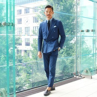 Dunkelgraue Leder Slipper kombinieren – 42 Herren Outfits: Tragen Sie einen blauen Anzug und ein hellblaues Businesshemd für eine klassischen und verfeinerte Silhouette. Suchen Sie nach leichtem Schuhwerk? Wählen Sie dunkelgrauen Leder Slipper für den Tag.