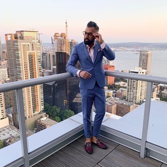 Dunkelrote Leder Slipper kombinieren – 272 Elegante Herren Outfits warm Wetter: Entscheiden Sie sich für einen blauen Anzug und ein rosa Businesshemd für eine klassischen und verfeinerte Silhouette. Fühlen Sie sich mutig? Wählen Sie dunkelroten Leder Slipper.