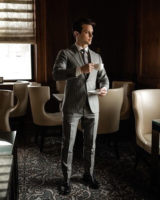 30 Jährige: Graue Krawatte kombinieren – 273 Elegante Sommer Herren Outfits: Tragen Sie einen grauen vertikal gestreiften Anzug und eine graue Krawatte für einen stilvollen, eleganten Look. Schwarze Leder Slipper verleihen einem klassischen Look eine neue Dimension. Dieses Outfit eignet sich wunderbar für den Sommer.