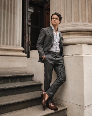 30 Jährige: Dunkelgrauen Anzug kombinieren – 500+ Elegante Herren Outfits: Entscheiden Sie sich für einen dunkelgrauen Anzug und ein weißes und schwarzes vertikal gestreiftes Businesshemd für einen stilvollen, eleganten Look. Vervollständigen Sie Ihr Look mit braunen Leder Slippern.
