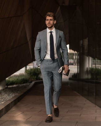 Wie grauen Anzug mit dunkelbrauner Wildleder Slipper zu kombinieren – 95 Herren Outfits: Vereinigen Sie einen grauen Anzug mit einem weißen Businesshemd für einen stilvollen, eleganten Look. Wählen Sie die legere Option mit dunkelbraunen Wildleder Slippern.