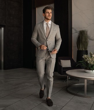 Hellbeige Krawatte kombinieren – 387 Herren Outfits: Erwägen Sie das Tragen von einem grauen Anzug und einer hellbeige Krawatte für eine klassischen und verfeinerte Silhouette. Fühlen Sie sich mutig? Entscheiden Sie sich für dunkelbraunen Wildleder Slipper.