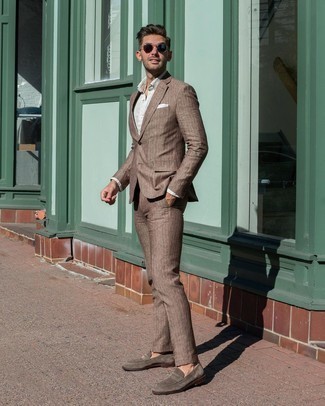 Welche Slipper mit braunen Anzuges zu tragen – 387 Herren Outfits: Erwägen Sie das Tragen von einem braunen Anzug und einem weißen Businesshemd für einen stilvollen, eleganten Look. Fühlen Sie sich mutig? Ergänzen Sie Ihr Outfit mit Slippern.
