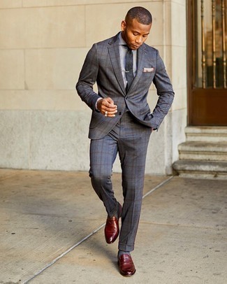 Dunkelrote Leder Slipper kombinieren – 500+ Herren Outfits: Erwägen Sie das Tragen von einem dunkelgrauen Anzug mit Schottenmuster und einem grauen Businesshemd für eine klassischen und verfeinerte Silhouette. Dunkelrote Leder Slipper sind eine großartige Wahl, um dieses Outfit zu vervollständigen.