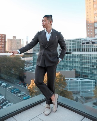 Welche Anzüge mit beige Slipper zu tragen – 89 Herren Outfits: Kombinieren Sie einen Anzug mit einem weißen Businesshemd für eine klassischen und verfeinerte Silhouette. Wenn Sie nicht durch und durch formal auftreten möchten, entscheiden Sie sich für beige Slipper.