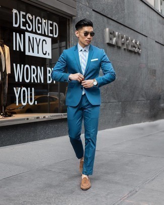 Braune Slipper kombinieren – 500+ Herren Outfits: Erwägen Sie das Tragen von einem türkisen Anzug und einem hellblauen vertikal gestreiften Businesshemd, um vor Klasse und Perfektion zu strotzen. Komplettieren Sie Ihr Outfit mit braunen Slippern.