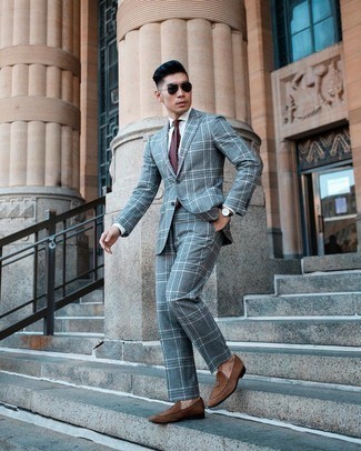 Dunkelrote Krawatte kombinieren – 500+ Herren Outfits: Paaren Sie einen grauen Anzug mit Schottenmuster mit einer dunkelroten Krawatte, um vor Klasse und Perfektion zu strotzen. Braune Wildleder Slipper liefern einen wunderschönen Kontrast zu dem Rest des Looks.