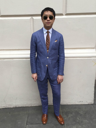 Beige bedrucktes Einstecktuch kombinieren – 102 Sommer Herren Outfits: Kombinieren Sie einen blauen Anzug mit einem beige bedruckten Einstecktuch, um mühelos alles zu meistern, was auch immer der Tag bringen mag. Fühlen Sie sich ideenreich? Wählen Sie braunen Leder Slipper. So einfach kann ein schöner Sommer-Look sein.