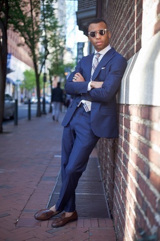 Hellbeige Krawatte kombinieren – 387 Herren Outfits: Vereinigen Sie einen dunkelblauen Anzug mit einer hellbeige Krawatte für eine klassischen und verfeinerte Silhouette. Braune Leder Slipper leihen Originalität zu einem klassischen Look.