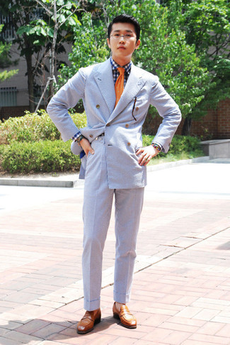 Orange Krawatte kombinieren – 221 Sommer Herren Outfits: Vereinigen Sie einen hellblauen vertikal gestreiften Anzug aus Seersucker mit einer orange Krawatte für eine klassischen und verfeinerte Silhouette. Rotbraune Leder Slipper verleihen einem klassischen Look eine neue Dimension. Ein super Sommer-Look.