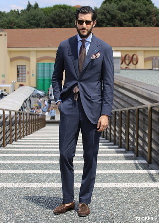 Dunkelbraune Krawatte kombinieren – 500+ Elegante Herren Outfits: Entscheiden Sie sich für einen dunkelblauen Anzug und eine dunkelbraune Krawatte für einen stilvollen, eleganten Look. Fühlen Sie sich ideenreich? Entscheiden Sie sich für dunkelbraunen Wildleder Slipper.