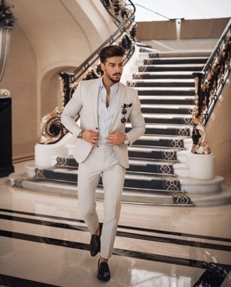 Hellbeige Anzug kombinieren – 500+ Sommer Herren Outfits: Kombinieren Sie einen hellbeige Anzug mit einem weißen Businesshemd für einen stilvollen, eleganten Look. Suchen Sie nach leichtem Schuhwerk? Entscheiden Sie sich für schwarzen Leder Slipper für den Tag. Schon ergibt sich ein stylisches Sommer-Outfit.
