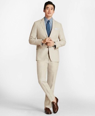Wie beige Anzug mit brauner Leder Slipper zu kombinieren – 124 Herren Outfits: Tragen Sie einen beige Anzug und ein dunkelblaues und weißes Businesshemd mit Karomuster für eine klassischen und verfeinerte Silhouette. Komplettieren Sie Ihr Outfit mit braunen Leder Slippern.