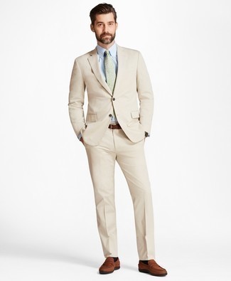Hellbeige Anzug kombinieren – 875+ Herren Outfits: Machen Sie sich mit einem hellbeige Anzug und einem hellblauen Businesshemd einen verfeinerten, eleganten Stil zu Nutze. Fühlen Sie sich mutig? Komplettieren Sie Ihr Outfit mit braunen Wildleder Slippern.