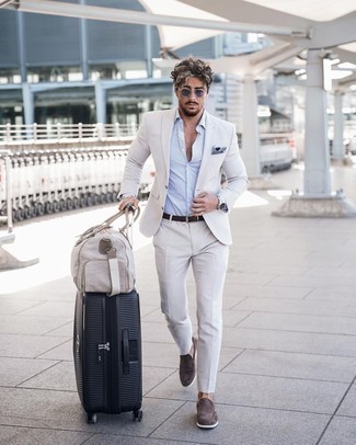 Koffer kombinieren – 18 Elegante Herren Outfits warm Wetter: Kombinieren Sie einen hellbeige Anzug mit einem Koffer für ein großartiges Wochenend-Outfit. Braune Wildleder Slipper bringen Eleganz zu einem ansonsten schlichten Look.