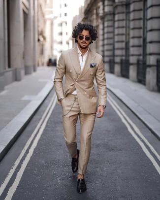 Silberne Uhr kombinieren – 500+ Elegante Herren Outfits warm Wetter: Kombinieren Sie einen beige Anzug mit einer silbernen Uhr für einen bequemen Alltags-Look. Setzen Sie bei den Schuhen auf die klassische Variante mit schwarzen Leder Slippern.
