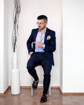 30 Jährige: Wie Slipper mit Anzuges zu kombinieren – 500+ Herren Outfits: Kombinieren Sie einen Anzug mit einem hellblauen Businesshemd für eine klassischen und verfeinerte Silhouette. Fühlen Sie sich ideenreich? Komplettieren Sie Ihr Outfit mit Slippern.