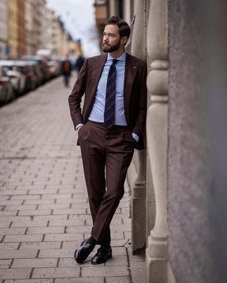 Welche Slipper mit dunkelbraunen Anzuges zu tragen – 336 Elegante Herren Outfits: Machen Sie sich mit einem dunkelbraunen Anzug und einem weißen und blauen vertikal gestreiften Businesshemd einen verfeinerten, eleganten Stil zu Nutze. Vervollständigen Sie Ihr Look mit Slippern.