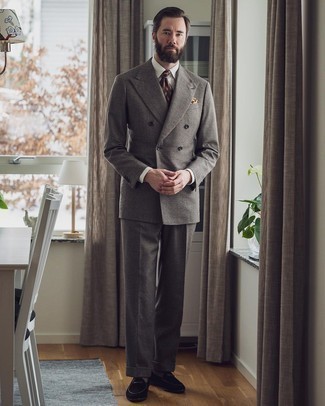30 Jährige: Grauen Wollanzug kombinieren – 288 Herren Outfits: Paaren Sie einen grauen Wollanzug mit einem weißen Businesshemd für eine klassischen und verfeinerte Silhouette. Schwarze Wildleder Slipper liefern einen wunderschönen Kontrast zu dem Rest des Looks.