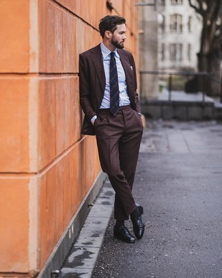 30 Jährige: Welche Businesshemden mit dunkelbraunen Anzuges zu tragen – 464 Elegante Herren Outfits warm Wetter: Kombinieren Sie einen dunkelbraunen Anzug mit einem Businesshemd, um vor Klasse und Perfektion zu strotzen. Suchen Sie nach leichtem Schuhwerk? Entscheiden Sie sich für schwarzen Leder Slipper für den Tag.