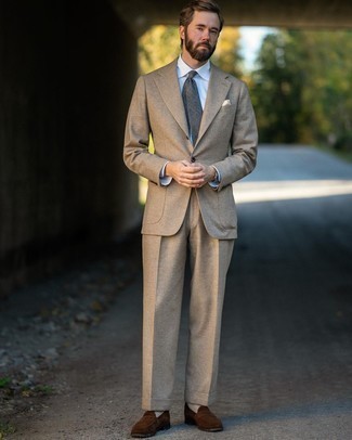 Dunkelgraue Krawatte mit Schottenmuster kombinieren – 60 Herren Outfits: Vereinigen Sie einen beige Anzug mit einer dunkelgrauen Krawatte mit Schottenmuster, um vor Klasse und Perfektion zu strotzen. Fühlen Sie sich mutig? Entscheiden Sie sich für braunen Wildleder Slipper.