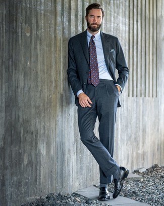 Dunkelgraue Socken kombinieren – 500+ Herren Outfits: Kombinieren Sie einen dunkelgrauen Wollanzug mit dunkelgrauen Socken für ein sonntägliches Mittagessen mit Freunden. Fühlen Sie sich ideenreich? Wählen Sie schwarzen Leder Slipper.
