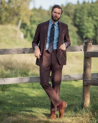 Braune Wildleder Slipper kombinieren – 500+ Elegante Herren Outfits: Kombinieren Sie einen braunen Anzug mit einem hellblauen Businesshemd für eine klassischen und verfeinerte Silhouette. Fühlen Sie sich mutig? Vervollständigen Sie Ihr Outfit mit braunen Wildleder Slippern.