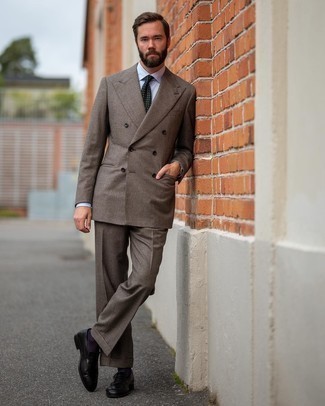 Braunen Anzug mit Karomuster kombinieren – 41 Elegante Herren Outfits: Machen Sie sich mit einem braunen Anzug mit Karomuster und einem weißen Businesshemd einen verfeinerten, eleganten Stil zu Nutze. Schwarze Leder Slipper sind eine großartige Wahl, um dieses Outfit zu vervollständigen.