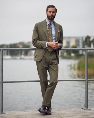 30 Jährige: Graues bedrucktes Einstecktuch kombinieren – 52 Herren Outfits warm Wetter: Kombinieren Sie einen olivgrünen Anzug mit einem grauen bedruckten Einstecktuch für ein großartiges Wochenend-Outfit. Heben Sie dieses Ensemble mit dunkelbraunen Leder Slippern hervor.