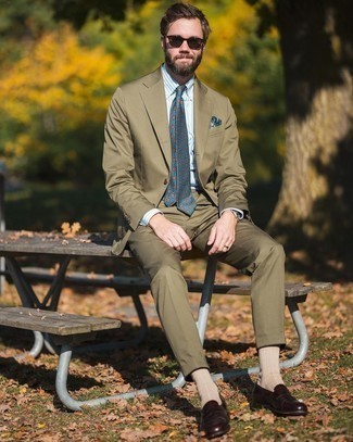 Olivgrünen Anzug kombinieren – 297 Elegante Herren Outfits: Erwägen Sie das Tragen von einem olivgrünen Anzug und einem hellblauen vertikal gestreiften Businesshemd, um vor Klasse und Perfektion zu strotzen. Vervollständigen Sie Ihr Look mit dunkelbraunen Leder Slippern.