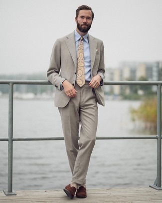 30 Jährige: Hellbeige Krawatte mit Paisley-Muster kombinieren – 9 Elegante Herren Outfits: Kombinieren Sie einen hellbeige Anzug mit einer hellbeige Krawatte mit Paisley-Muster für einen stilvollen, eleganten Look. Braune Wildleder Slipper liefern einen wunderschönen Kontrast zu dem Rest des Looks.