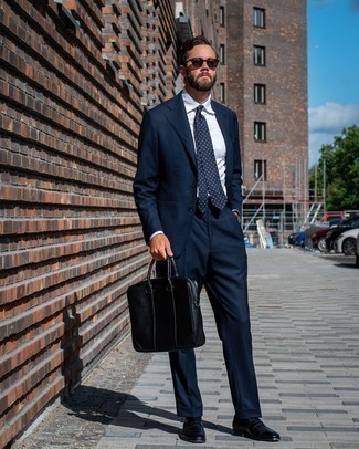 Dunkelblaue bedruckte Krawatte kombinieren – 357 Elegante Herren Outfits warm Wetter: Entscheiden Sie sich für einen klassischen Stil in einem dunkelblauen Anzug und einer dunkelblauen bedruckten Krawatte. Suchen Sie nach leichtem Schuhwerk? Entscheiden Sie sich für dunkelblauen Leder Slipper für den Tag.
