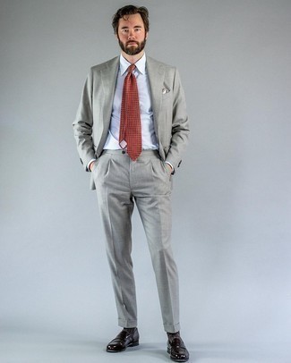Gelbe Krawatte kombinieren – 252 Elegante Herren Outfits warm Wetter: Entscheiden Sie sich für einen grauen Anzug und eine gelbe Krawatte für eine klassischen und verfeinerte Silhouette. Fühlen Sie sich mutig? Vervollständigen Sie Ihr Outfit mit dunkelbraunen Leder Slippern.
